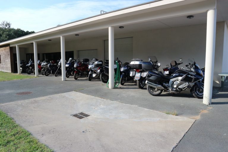 Motos garées sous le parking