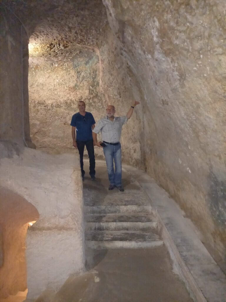 Claude et Christian sur les escaliers en pierre