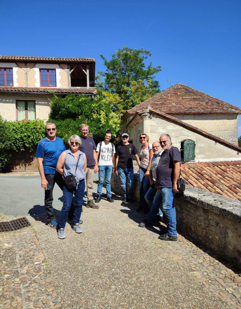 Le groupe dans une rue d'Aubeterre-sur-drone