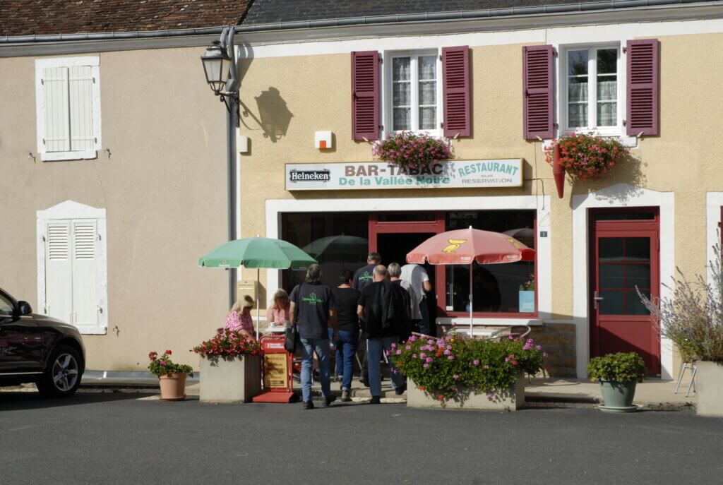 Le groupe entre dans le restaurant de Sarzay
