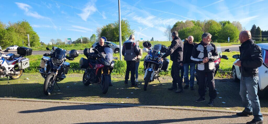 Rassemblement sur la D2000 à Couzeix