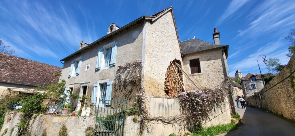 Façade effondrée d'une maison à Angles-sur-l'Anglin