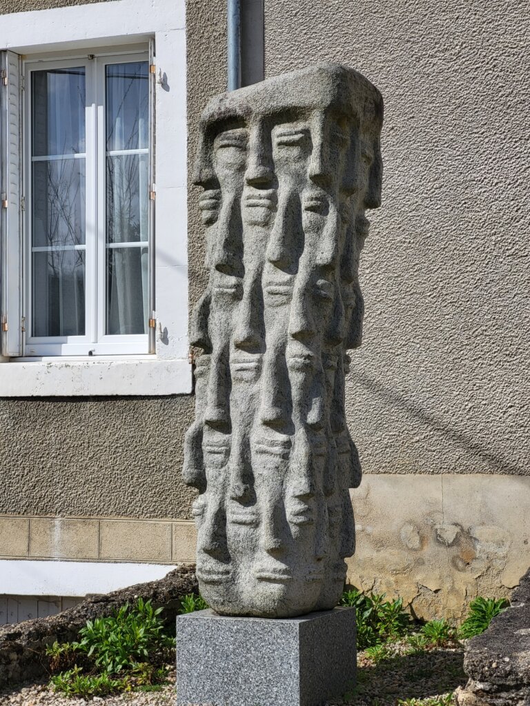 Scupture en pierre représentant des têtes