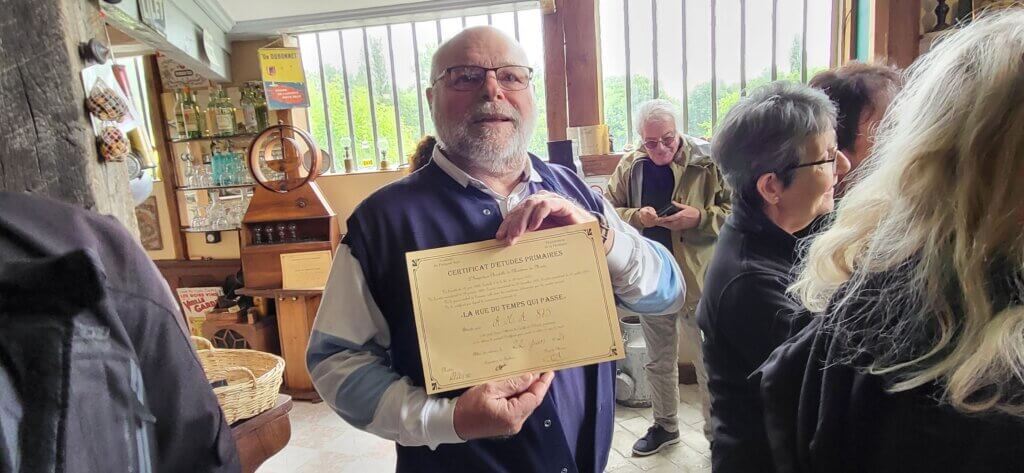 Christian présente le certificat d'études primaire du musée