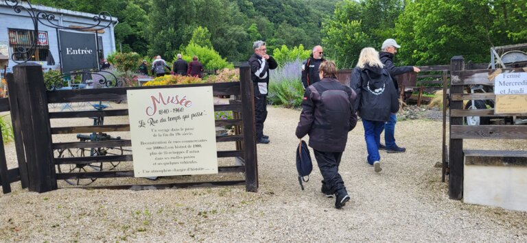 Le groupe à l'entrée du musée d'Allas-les-mines