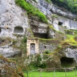 Vue en contrebas sur la Roque-Saint-Christophe
