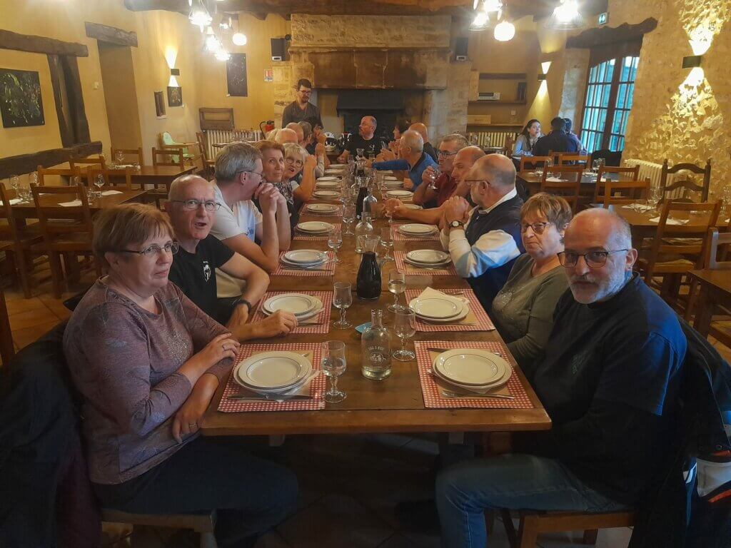 Le groupe de motards à table