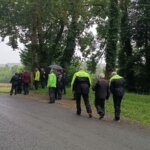 Les motards marchant sous la pluie