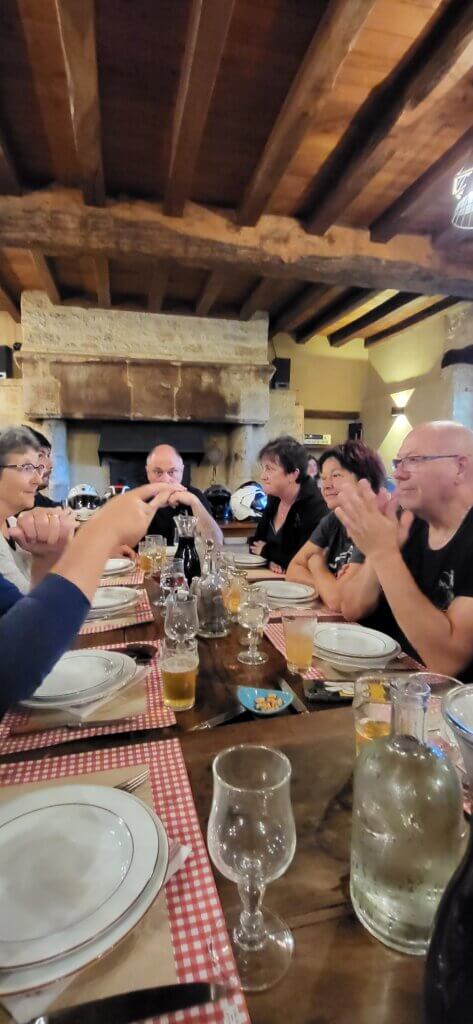 Une partie du groupe à table