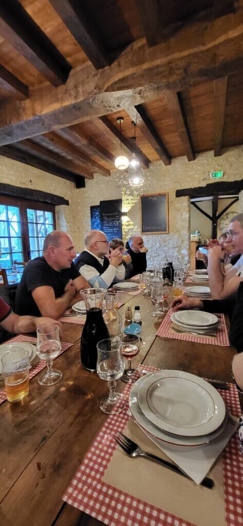 Une partie du groupe à table
