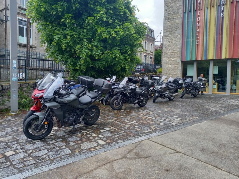 Motos garées devant le musée de la tapisserie