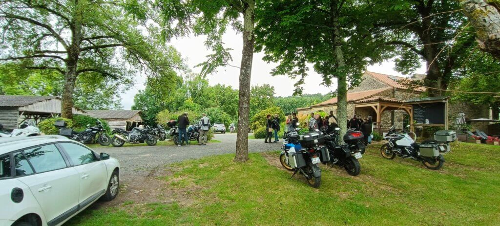 Les motos garées devant l'Auberge