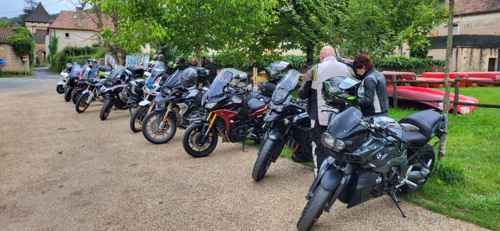 Les motos garées sur le parking de St-Léon-sur-Vézère