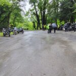 Motos garées sur parking arboré