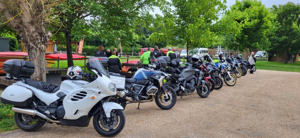 Le groupe et les motos garées sur le parking de St-Léon-sur-Vézère