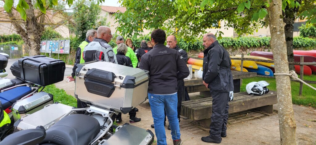 Le groupe de motards en pause café