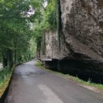 Petite route en pied de falaise