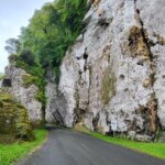 route et falaise de la Roque-Saint-Christophe