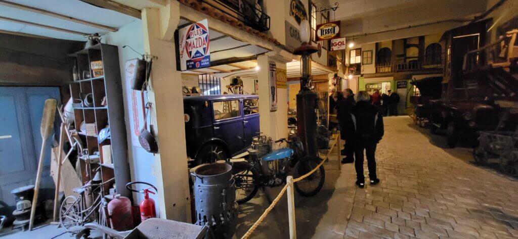 Dans une rue du musée du temps qui passe