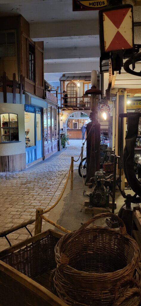 Rue principale du musée du temps qui passe