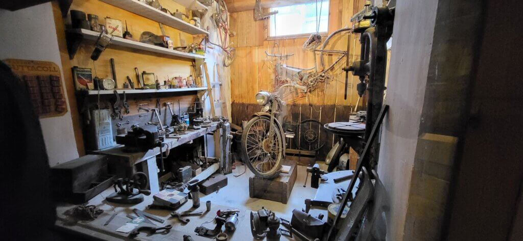 Vieil atelier de réparation de vélos
