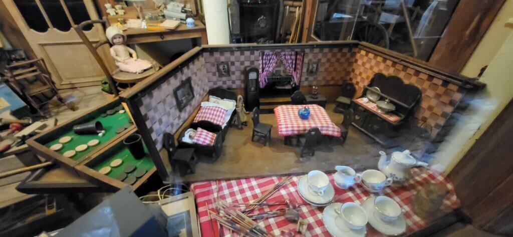 Vieille dinette d'enfant