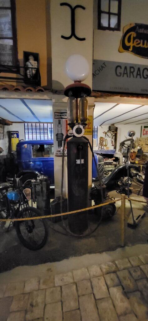 Vieille pompe à essence au musée du temps qui passe