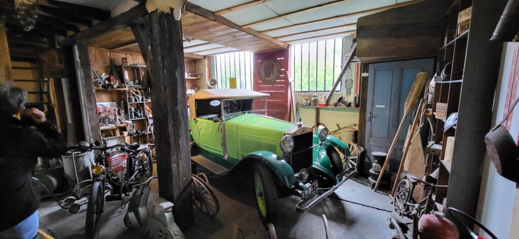 Voiture ancienne dans vieux garage