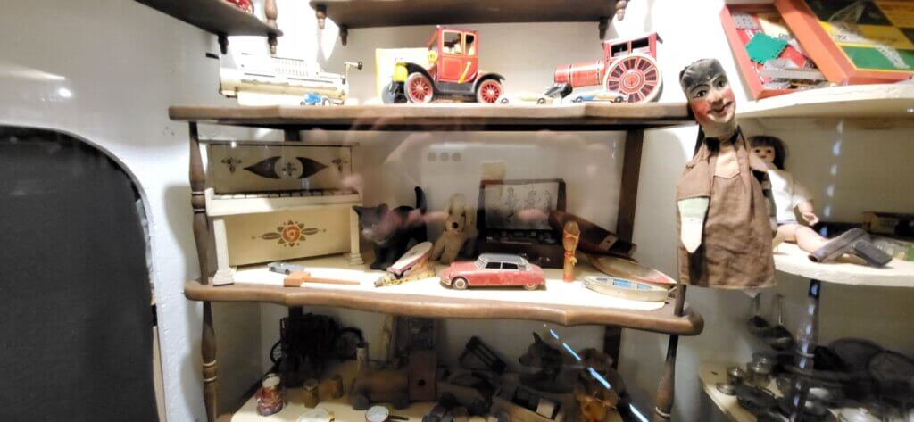 Jouets anciens sur étagères