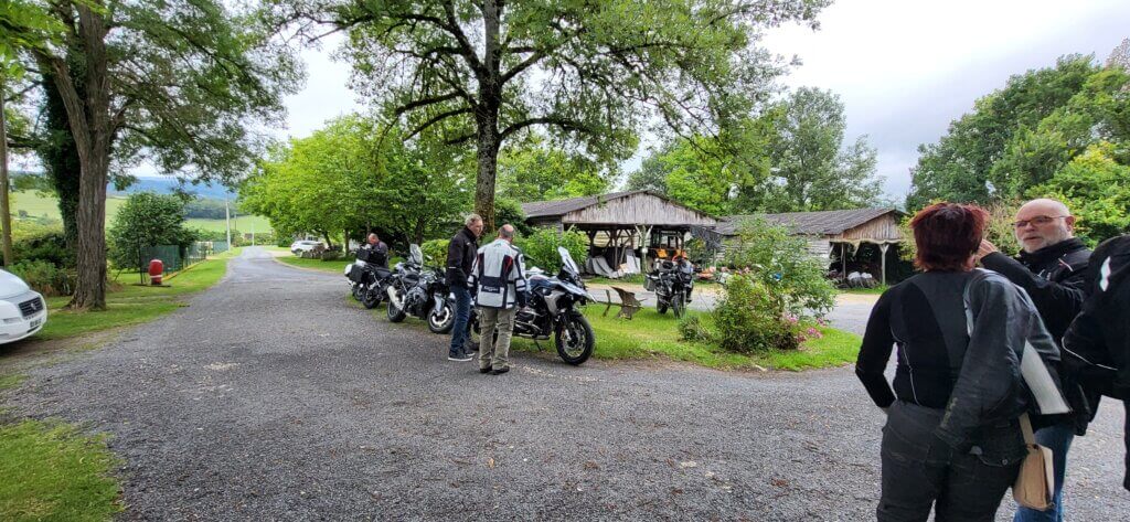 Motos et motards devant l'auberge