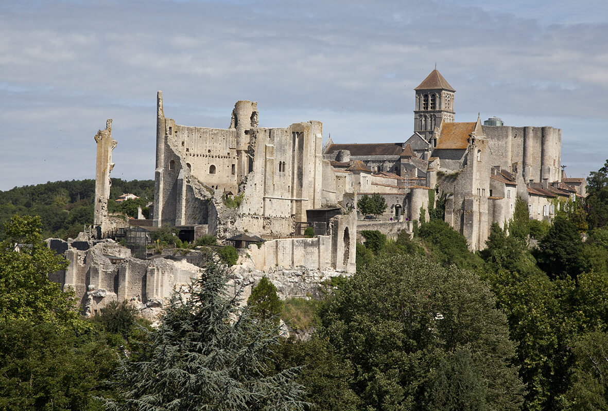 Vue sur ruines de Chauvigny
