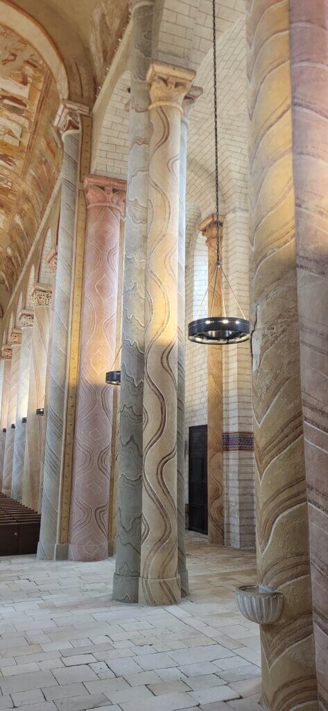 Colonnes dans l'abbaye-saint-savin