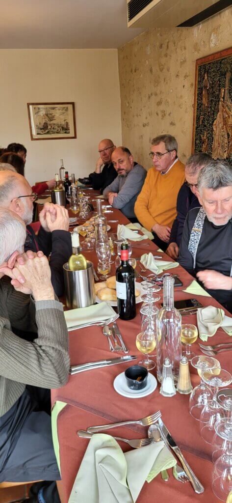 Le groupe à table au restaurant