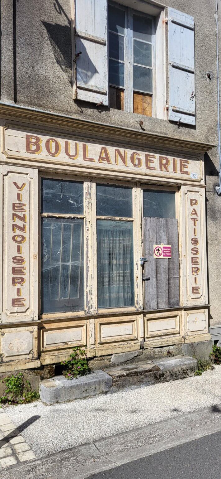 Devanture boulangerie à la Rochebeaucourt
