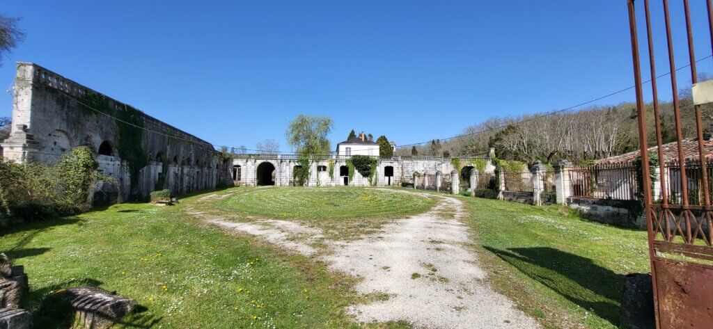 Cour d'entrée Château de La Rochebeaucourt
