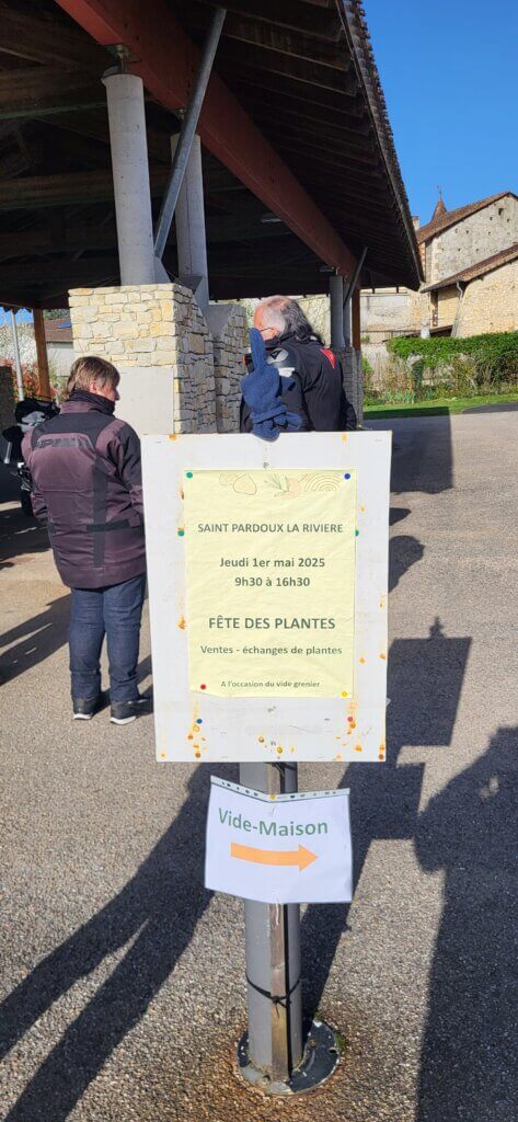 Panneau avec une paire de gants accrochée
