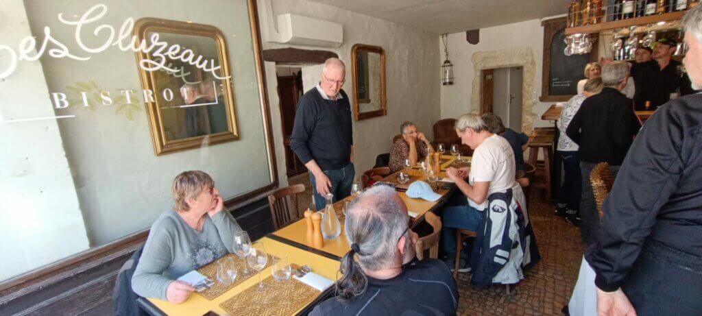 Groupe à table aux restaurant