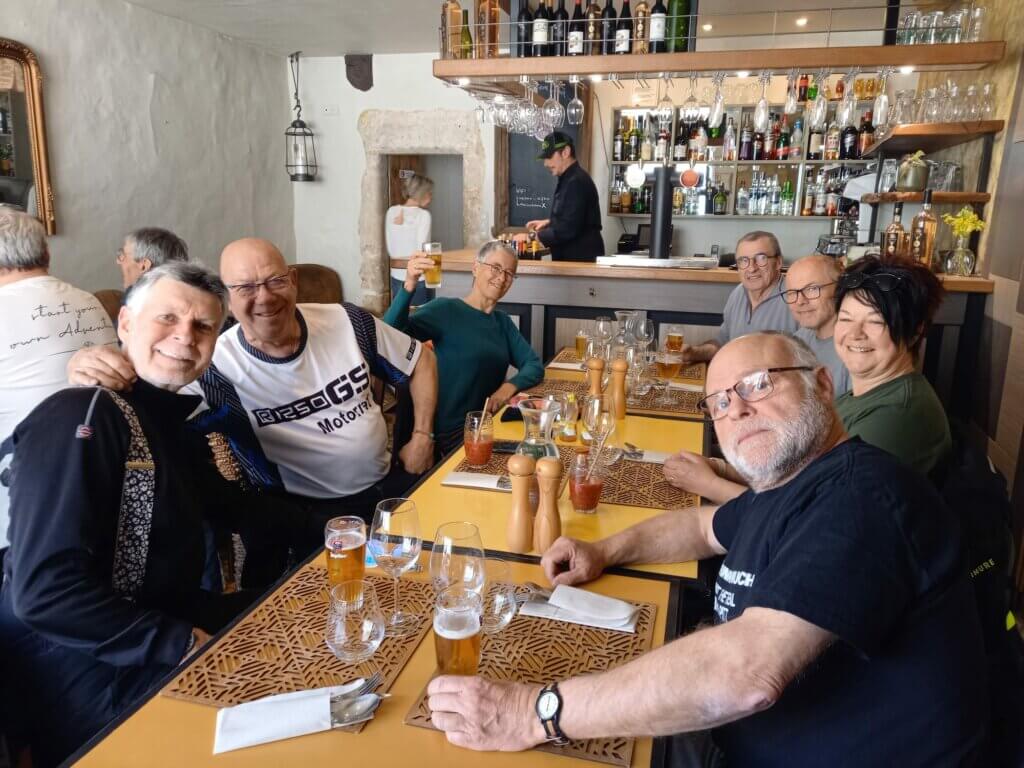 Groupe à table aux restaurant
