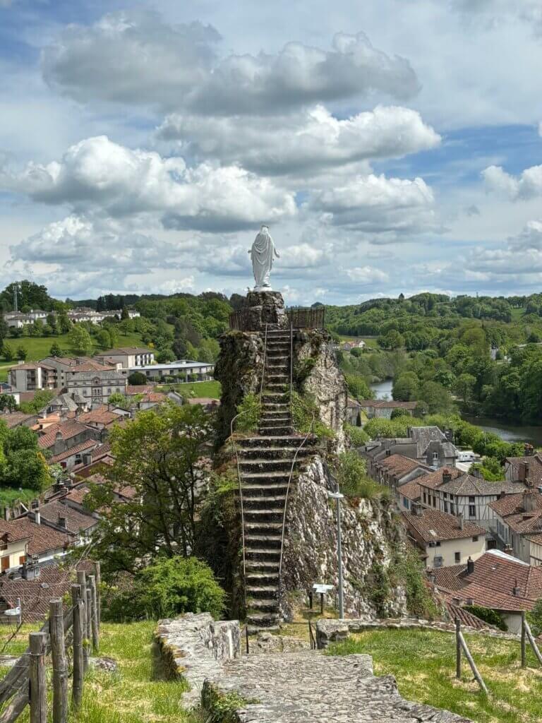 Escaliers qui mènent à la vierge de Laroquebrou