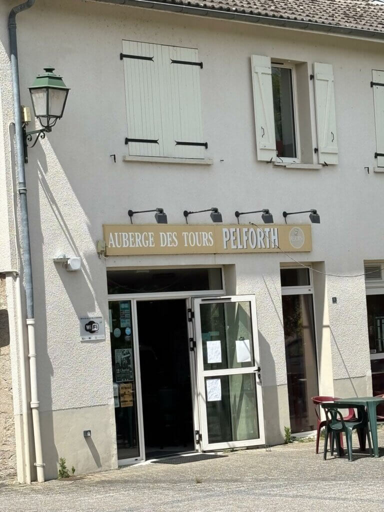 Façade de l'auberge des Tours