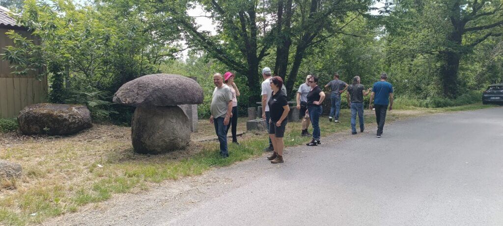 Alex et Dominique devant un cepe en granit