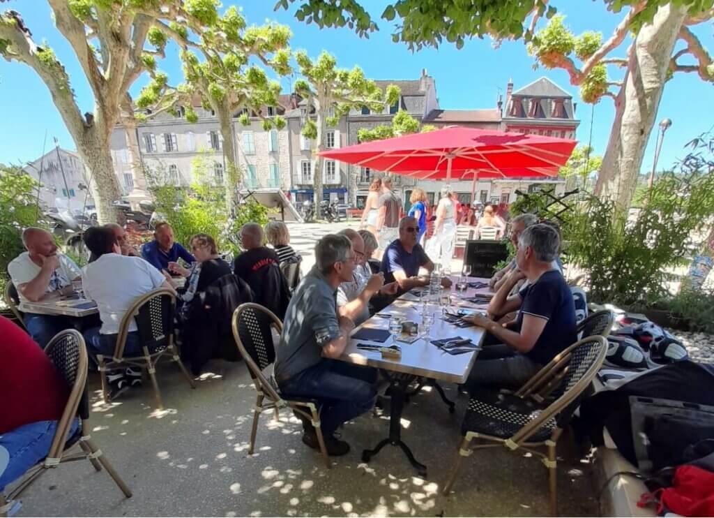 Groupe en terrasse au restaurant
