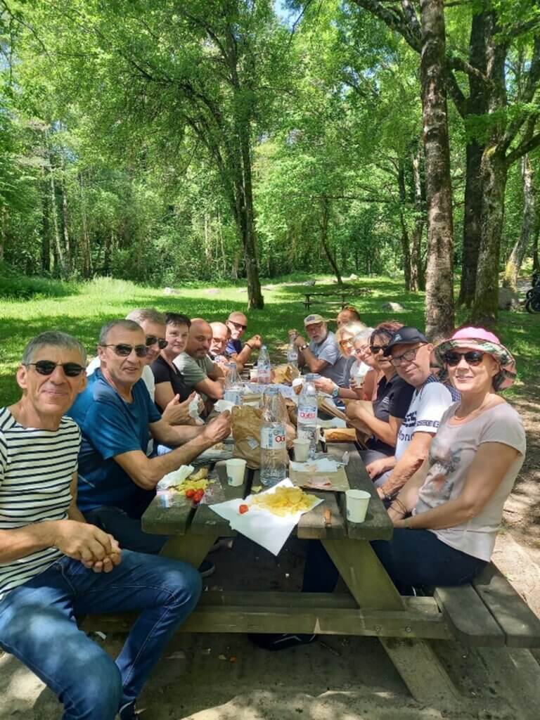 Le groupe pique-nique au Sidobre