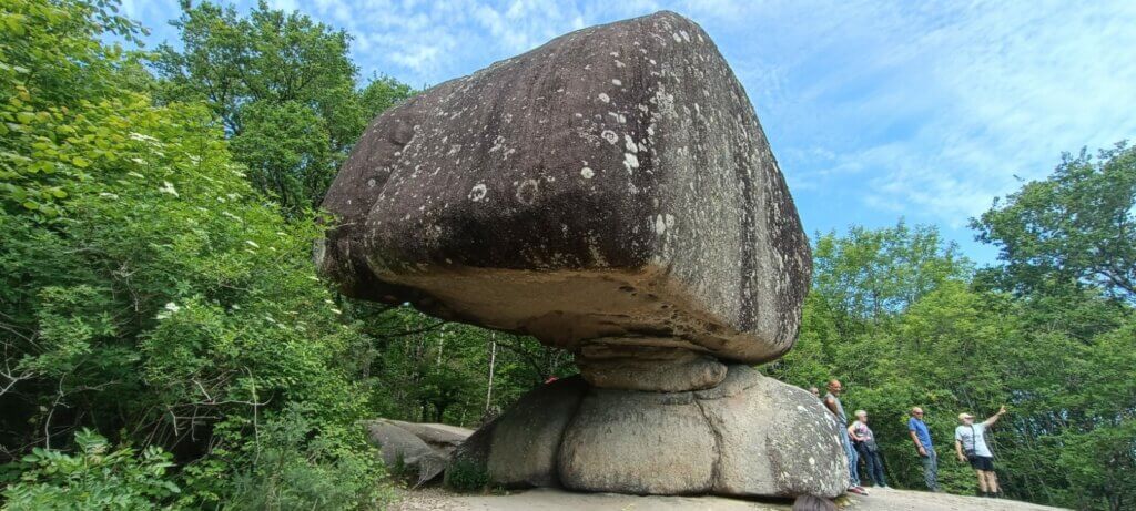 Rocher tremblant des Sept Faux