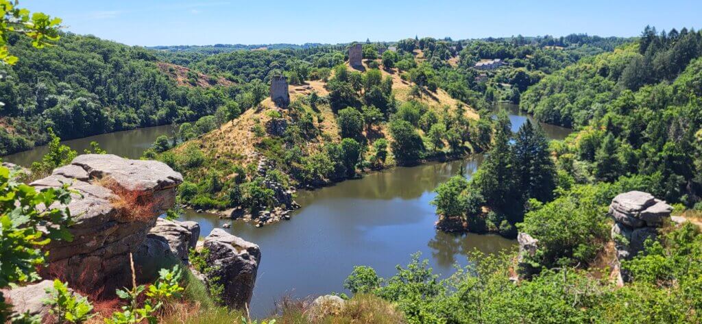 Ruines de Crozant vues du rocher de la fileuse