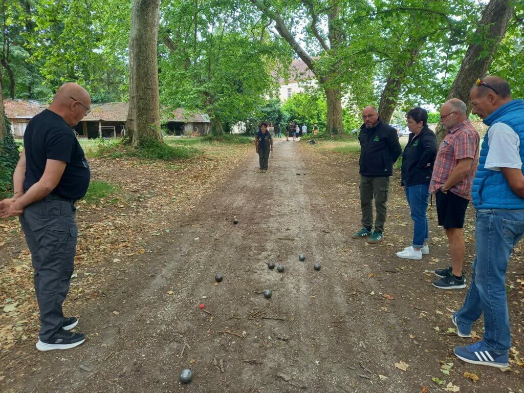 Dominique pointe sous les yeux de Jean-Luc et Alex