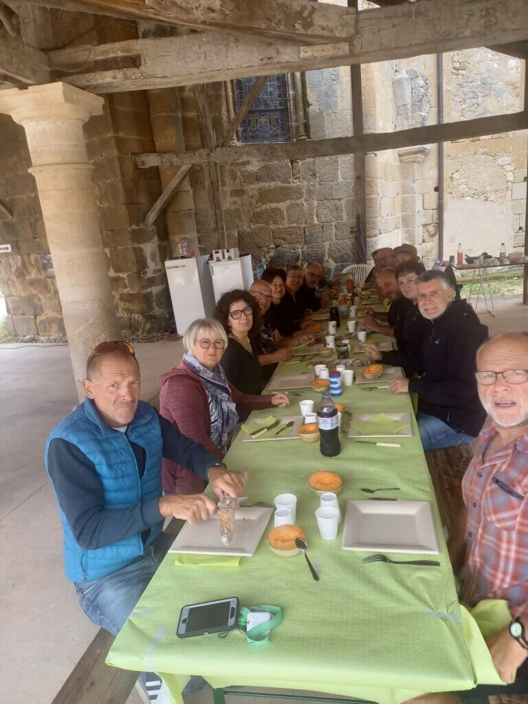 Les concurrents au concours à table