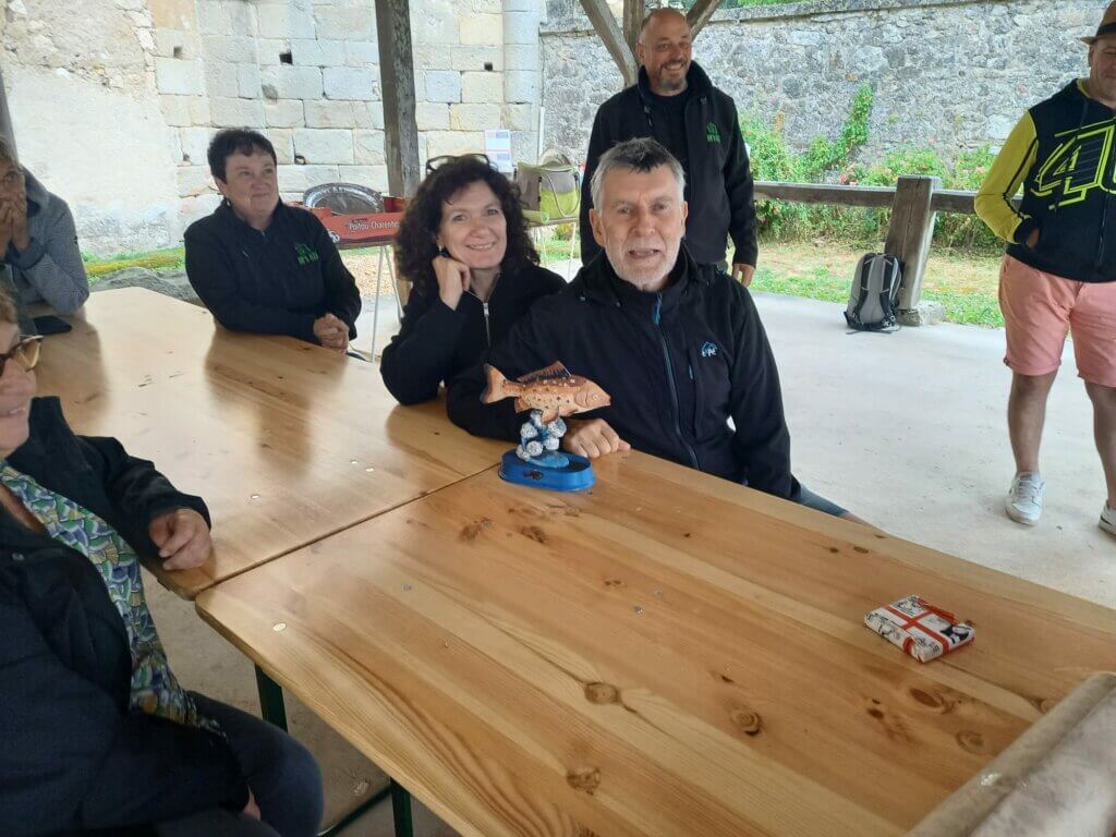 Les perdants avec leur trophée