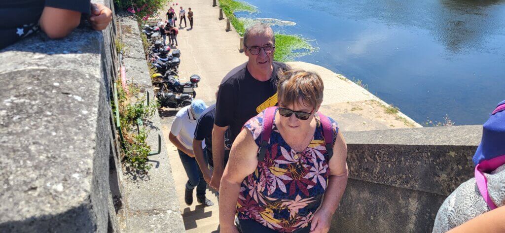 Le groupe prend les escaliers au Bugue