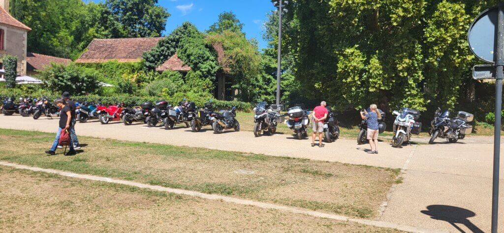 Motos garées sur le parking de Campagne